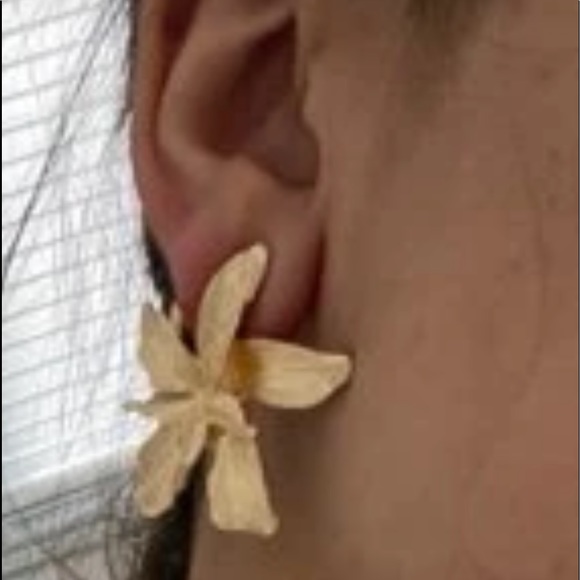 Bold Flower Petal Earrings - Picture 6 of 7